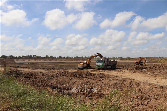 Thi công công trình hồ chứa nước Lạc Địa tại xã Phú Lễ (Ba Tri, Bến Tre). Ảnh: Công Trí - TTXVN