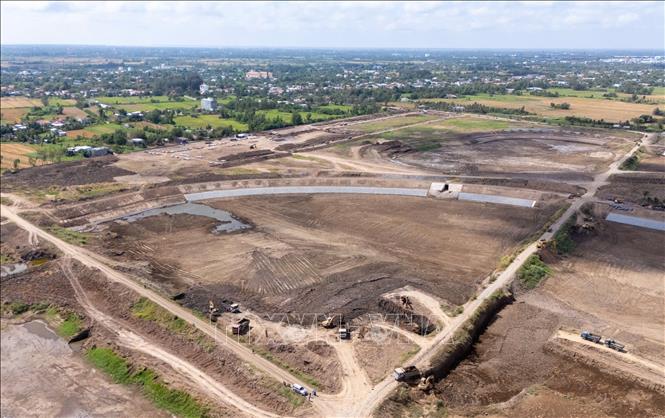 Thi công công trình hồ chứa nước Lạc Địa tại xã Phú Lễ (Ba Tri, Bến Tre). Ảnh: TTXVN phát