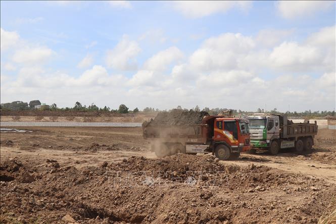 Thi công công trình hồ chứa nước Lạc Địa tại xã Phú Lễ (Ba Tri, Bến Tre). Ảnh: Công Trí - TTXVN