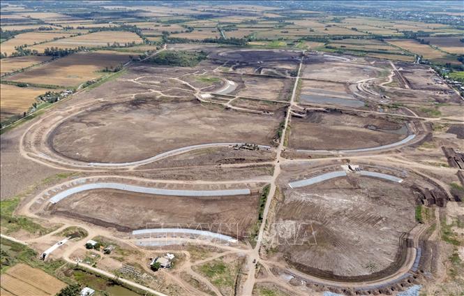 Thi công công trình hồ chứa nước Lạc Địa tại xã Phú Lễ (Ba Tri, Bến Tre). Ảnh: TTXVN phát