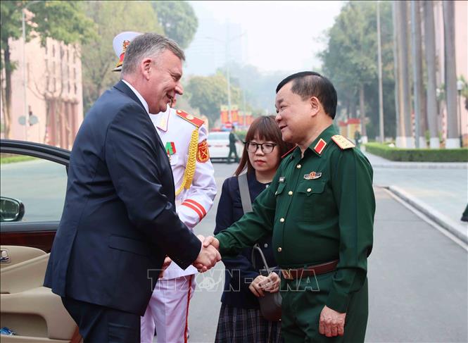 Deputy Defence Minister Sen. Lt. Gen. Hoang Xuan Chien welcomes his Polish counterpart Pawel Bejda. VNA Photo: An Đăng