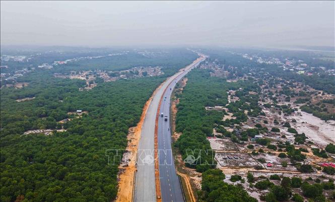 Tuyến đường ven biển khi hoàn thành sẽ tạo động lực cho phát triển kinh tế, du lịch, đô thị tỉnh Quảng Nam. Ảnh: Hoàng Hiếu - TTXVN