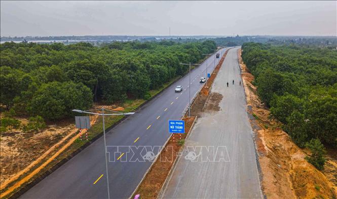 Tuyến đường ven biển 129 hoàn thành sẽ tăng khả năng giao thương, phát triển kinh tế, xã hội của tỉnh Quảng Nam và khu vực miền Trung. Ảnh: Hoàng Hiếu - TTXVN