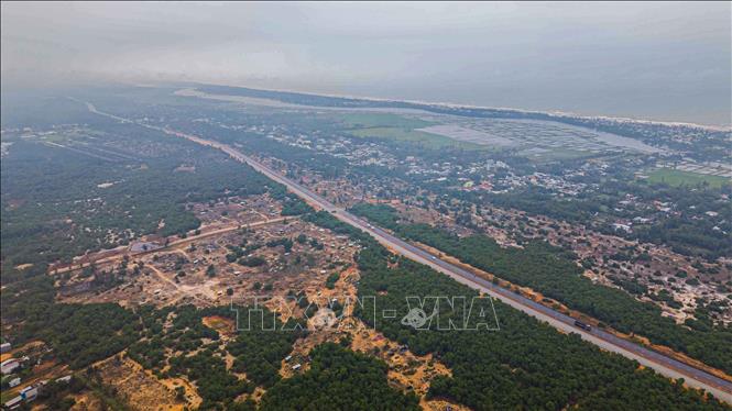 Tuyến đường ven biển khi hoàn thành sẽ tạo động lực cho phát triển kinh tế, du lịch, đô thị tỉnh Quảng Nam. Ảnh: Hoàng Hiếu - TTXVN