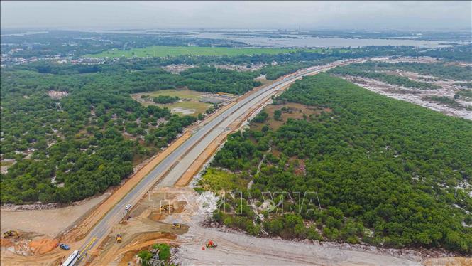 Tuyến đường ven biển 129 - đường Võ Chí Công được thiết kế với tốc độ tối đa 70 km/h, mặt cắt ngang 38 m, gồm 2 làn xe cơ giới, 1 làn xe thô sơ, dải phân cách rộng 2,5m. Ảnh: Hoàng Hiếu - TTXVN