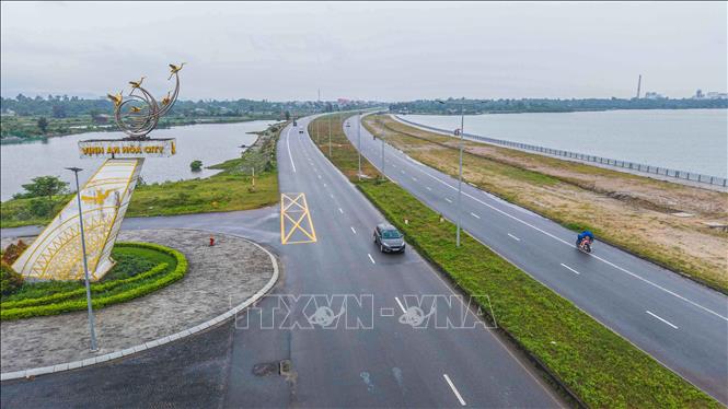 Tuyến đường ven biển 129 hoàn thành sẽ rút ngắn khoảng cách từ Đà Nẵng đến Tam Kỳ khoảng 10 km, giảm tải cho Quốc lộ 1A. Ảnh: Hoàng Hiếu - TTXVN