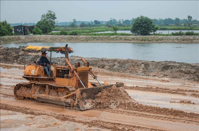 Các đơn vị thi công đang tích cực thi công chống lún tại các khu vực có nền đất yếu. Ảnh: Hoàng Hiếu - TTXVN
