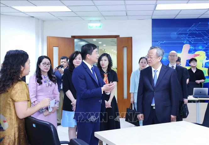 Đoàn đại biểu Nhân dân nhật báo (Trung Quốc) thăm báo điện tử VietnamPlus - Thông tấn xã Việt Nam. Ảnh: Phương Hoa - TTXVN