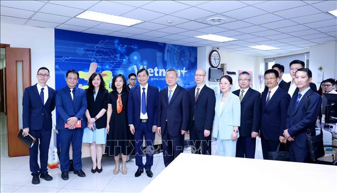 Đoàn đại biểu Nhân dân nhật báo (Trung Quốc) thăm báo điện tử VietnamPlus - Thông tấn xã Việt Nam. Ảnh: Phương Hoa - TTXVN