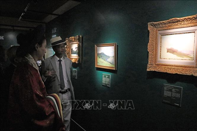 Đại biểu chiêm ngưỡng tranh tại triển lãm. Ảnh: Đỗ Trưởng - TTXVN