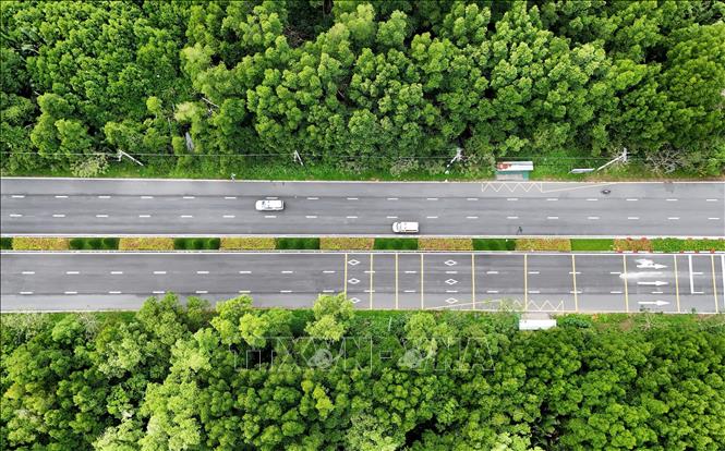 A six-lane section of the road, showcasing impressive traffic safety features, captured from above. VNA Photo: Hồng Đạt 