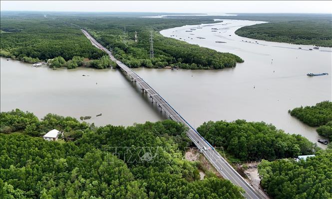 Aerial view of Rung Sac road winding through Can Gio’s mangrove forests. VNA Photo: Hồng  Đạt