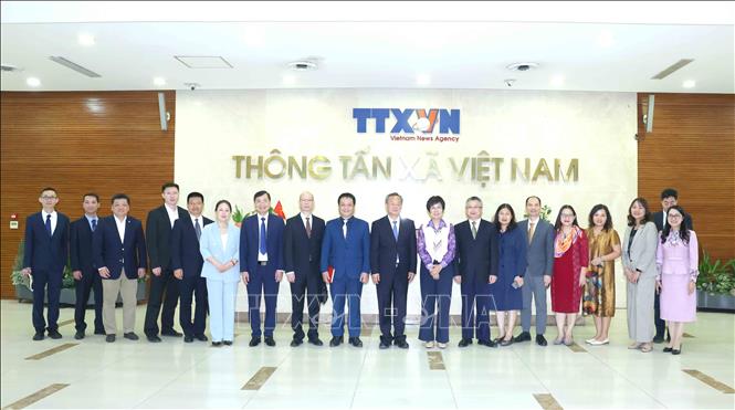 Vietnam News Agency (VNA) General Director Vu Viet Trang receives Chen Jianwen, Editor-in-Chief of the People's Daily of China in Hanoi on March 24. VNA Photo: Phương Hoa