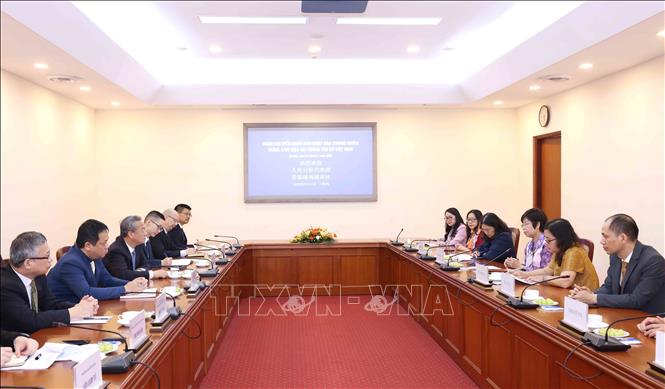 Vietnam News Agency (VNA) General Director Vu Viet Trang receives Chen Jianwen, Editor-in-Chief of the People's Daily of China in Hanoi on March 24. VNA Photo: Phương Hoa