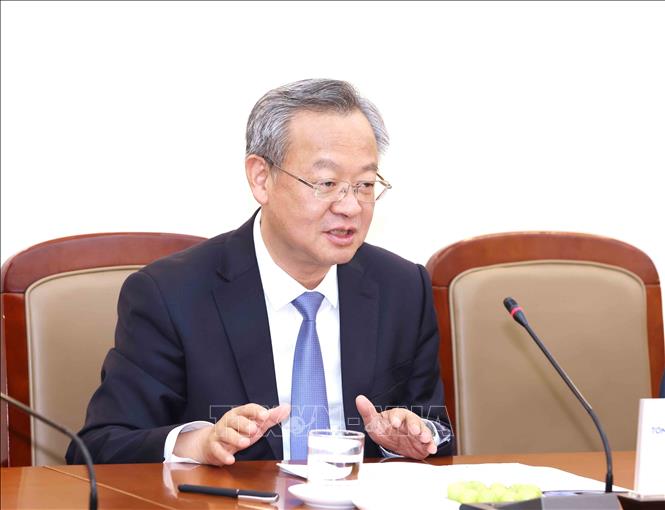 Editor-in-Chief of the People's Daily of China Chen Jianwen speaks at the meeting. VNA Photo: Phương Hoa