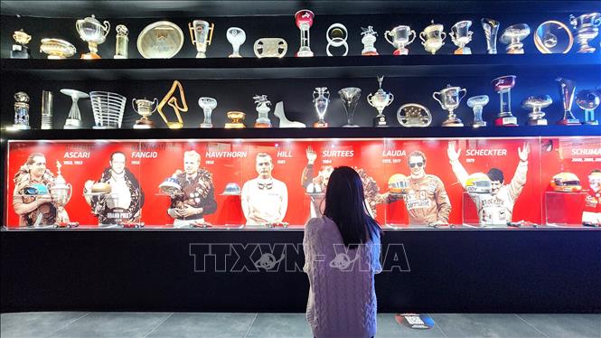 Du khách tham quan phòng truyền thống của bảo tàng Ferrari. Ảnh: Thanh Hải-PV TTXVN tại Italy