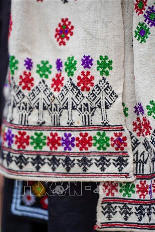 The Dao Tien people use a variety of symbolic patterns, such as sun motifs, tree patterns, bird patterns, and human figures. The motifs are passed down through word of mouth. VNA Photo: Khánh Hoà