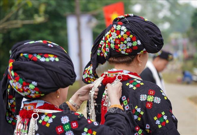 In addition to their main garments, Dao Tien women add further distinction to their outfits with silver jewelry. VNA Photo: Khánh Hoà 