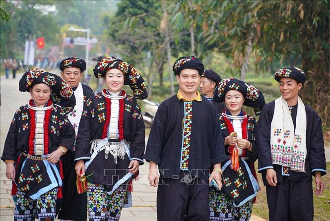 Today, with the evolution of society, Dao Tien people typically reserve their traditional attire for festivals, Lunar New Year, or significant family occasions. VNA Photo: Khánh Hoà 
