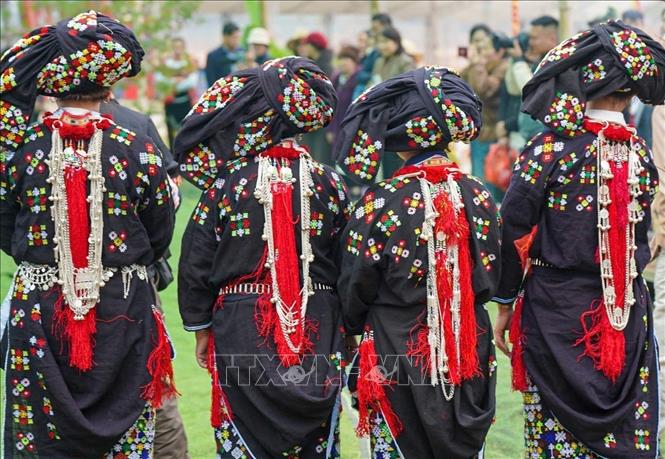 Dao ethnic people place great importance on their clothing. A typical outfit for Dao Tien women includes a blouse, headscarf, pants, belt, and leg wraps. Beyond these essential components, Dao Tien ethnic women enhance their attire with intricate silver jewelry for added elegance. VNA Photo: Khánh Hoà 