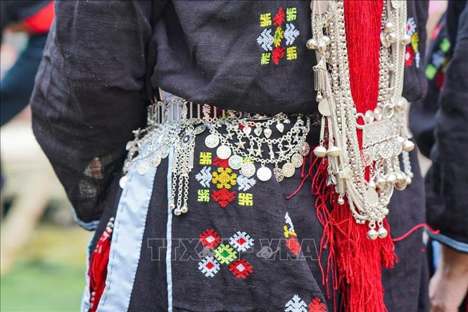Dao ethnic people place great importance on their clothing. A typical outfit for Dao Tien women includes a blouse, headscarf, pants, belt, and leg wraps. Beyond these essential components, Dao Tien ethnic women enhance their attire with intricate silver jewelry for added elegance. VNA Photo: Khánh Hoà 