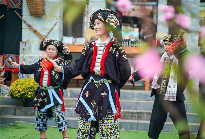 Among the Dao ethnic people, the bell dance is a central ritual performed during important ceremonies. For its significance, during the dance, the Dao Tien ethnic people wear traditional attire. VNA Photo: Khánh Hoà 