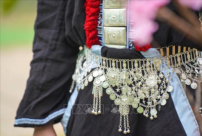 In addition to their main garments, Dao Tien women add further distinction to their outfits with silver jewelry. VNA Photo: Khánh Hoà 