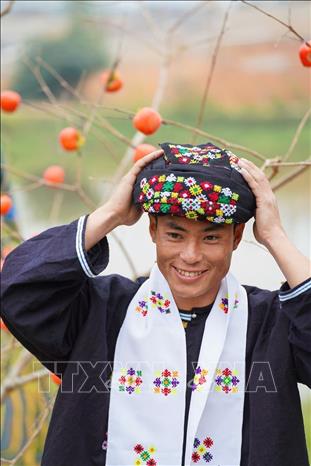The uniqueness of Dao Tien attire lies in the traditional hand-embroidered patterns and their mastery of indigo dyeing techniques, which have been passed down for generations. VNA Photo: Khánh Hoà 