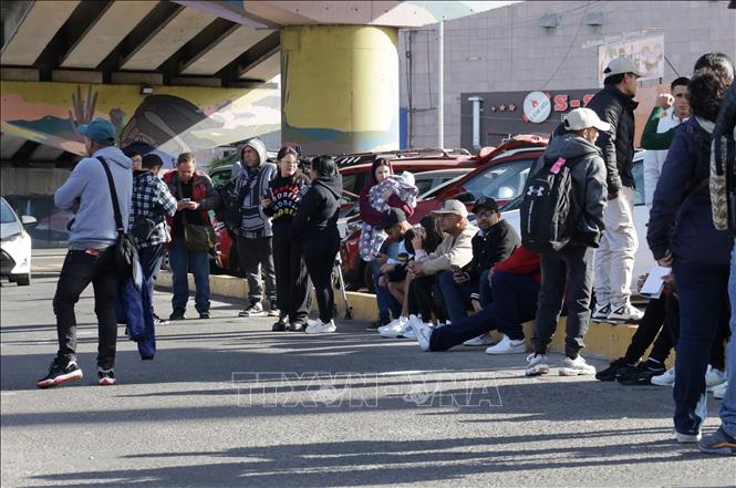 Người di cư xếp hàng tại điểm kiểm soát Chaparral ở Tijuana, Mexico. Ảnh: THX/TTXVN