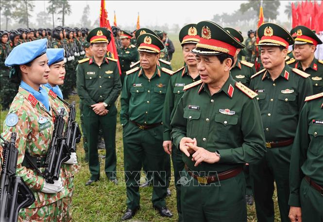 Đại tướng Phan Văn Giang, Uỷ viên Bộ Chính trị, Phó Bí thư Quân uỷ Trung ương, Bộ trưởng Bộ Quốc phòng thăm hỏi, động viên các lực lượng tham gia. Ảnh: Minh Đức - TTXVN

