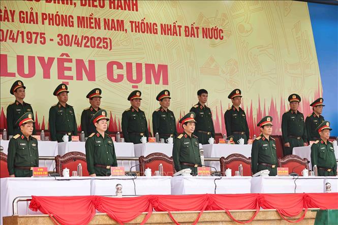 Đại tướng Phan Văn Giang, Uỷ viên Bộ Chính trị, Phó Bí thư Quân uỷ Trung ương, Bộ trưởng Bộ Quốc phòng chủ trì kiểm tra hợp luyện diễu binh, diễu hành. Ảnh: Minh Đức - TTXVN