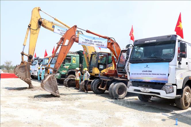 Các phương tiện khởi động nghi thức động thổ xây dựng Nhà máy sản xuất kính hoa siêu trắng Đạt Phương tại Khu công nghiệp Phong Điền. Ảnh: Đỗ Trưởng - TTXVN