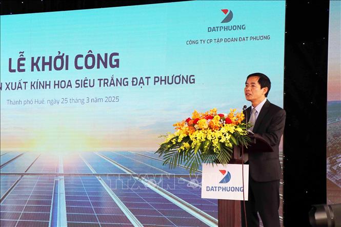 Chủ tịch UBND thành phố Huế Nguyễn Văn Phương phát biểu tại Lễ khởi công xây dựng Nhà máy sản xuất kính hoa siêu trắng Đạt Phương. Ảnh: Đỗ Trưởng - TTXVN 