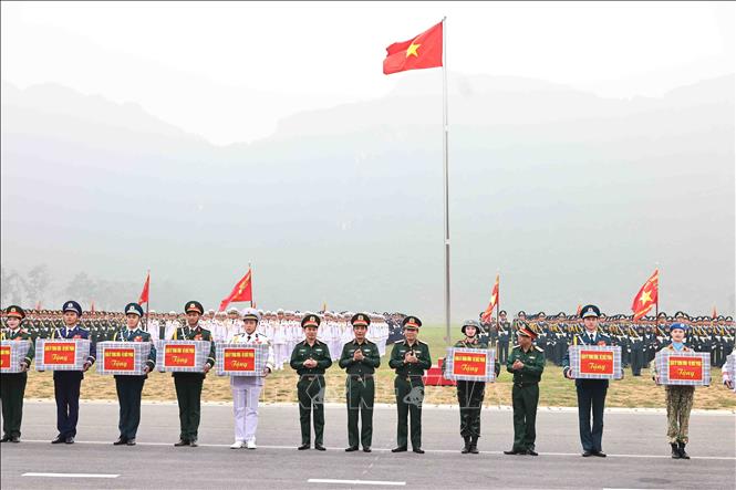 Đại tướng Phan Văn Giang, Ủy viên Bộ Chính trị, Phó Bí thư Quân uỷ Trung ương, Bộ trưởng Bộ Quốc phòng tặng quà cho các lực lượng tham gia. Ảnh: Minh Đức - TTXVN

