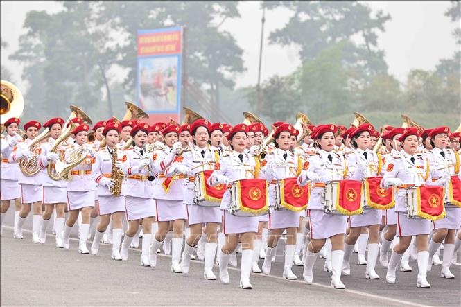Khối nữ quân nhạc tham gia hợp luyện. Ảnh: Minh Đức - TTXVN