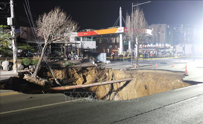 Hố tử thần ở phường Gangdong, thủ đô Seoul, Hàn Quốc ngày 24/3/2025. Ảnh: Yonhap/TTXVN