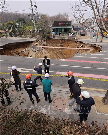 Hố tử thần ở phường Gangdong, thủ đô Seoul, Hàn Quốc ngày 25/3/2025. Ảnh: Yonhap/TTXVN