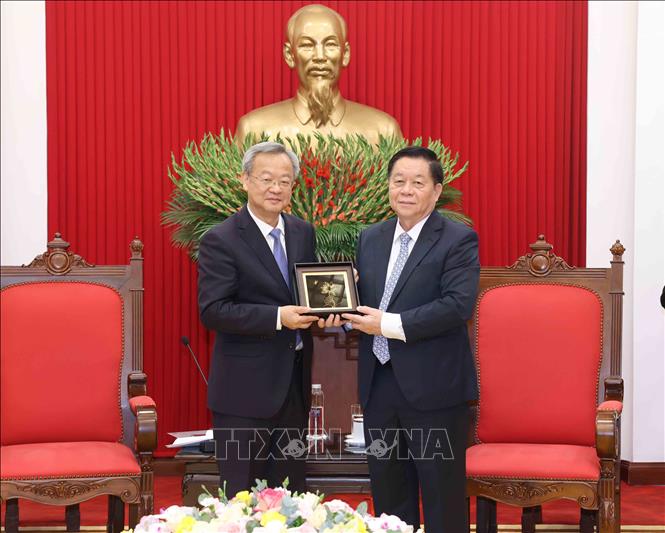 Đồng chí Nguyễn Trọng Nghĩa, Trưởng Ban Tuyên giáo và Dân vận Trung ương trao quà lưu niệm cho đồng chí Trần Kiến Văn, Tổng Biên tập Nhân dân nhật báo (Trung Quốc). Ảnh: Phương Hoa - TTXVN