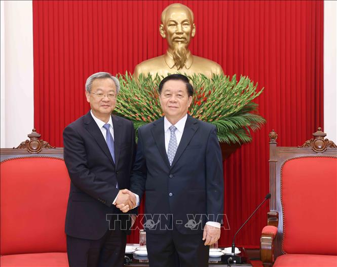 Đồng chí Nguyễn Trọng Nghĩa, Trưởng Ban Tuyên giáo và Dân vận Trung ương tiếp đồng chí Trần Kiến Văn, Tổng Biên tập Nhân dân nhật báo (Trung Quốc). Ảnh: Phương Hoa - TTXVN
