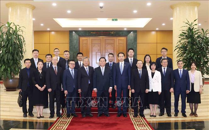 Đồng chí Nguyễn Trọng Nghĩa, Trưởng Ban Tuyên giáo và Dân vận Trung ương cùng Đoàn đại biểu Nhân dân nhật báo (Trung Quốc). Ảnh: Phương Hoa - TTXVN