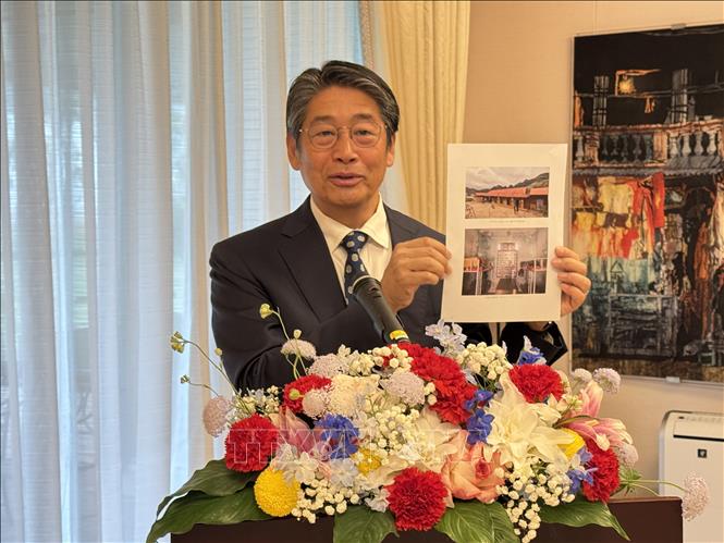 Japanese Ambassador to Vietnam Ito Naoki addresses the signing ceremony. VNA Photo: Ngô Hải Ngọc