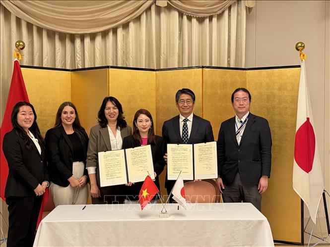 The Japanese Embassy in Vietnam and Plan International Japan, a non-governmental organisation sign the non-refundable aid agreement to launch a project on advancing gender-equal education for children in northern mountainous areas. VNA Photo: Ngô Hải Ngọc