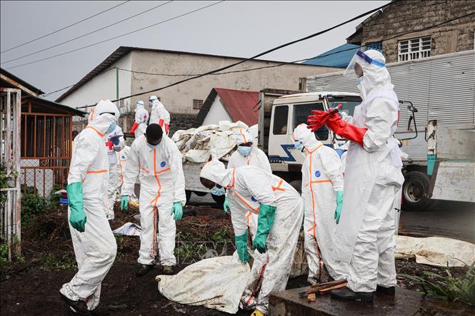 (Tư liệu) Nhân viên y tế chuyển các thi thể được tìm thấy tại Goma, CHDC Congo, ngày 5/2/2025. Ảnh: THX/TTXVN