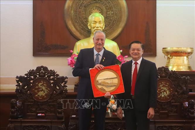 A Can Tho city's official presents a gift to Israeli Ambassador to Vietnam Yaron Mayer. VNA Photo: Ánh Tuyết
