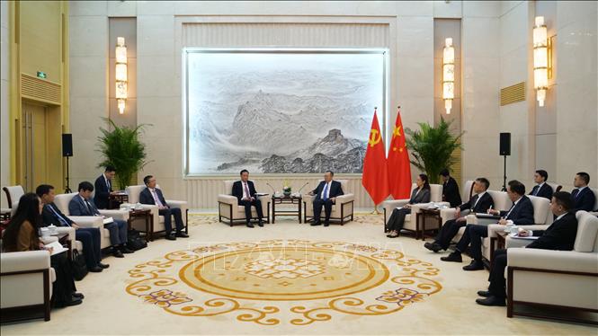Bí thư Tỉnh ủy Hưng Yên Nguyễn Hữu Nghĩa hội kiến đồng chí Lưu Kiến Siêu, Ủy viên Trung ương Đảng, Trưởng Ban Liên lạc Đối ngoại Trung ương Đảng Cộng sản Trung Quốc. Ảnh: Công Tuyên - PV TTXVN tại Trung Quốc