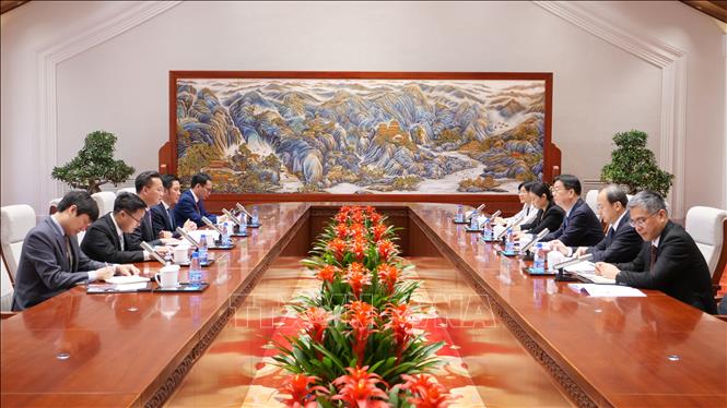 Bí thư Tỉnh ủy Hưng Yên Nguyễn Hữu Nghĩa làm việc với đồng chí Du Quân, Phó Bí thư Thành ủy Bắc Kinh. Ảnh: Công Tuyên - PV TTXVN tại Trung Quốc