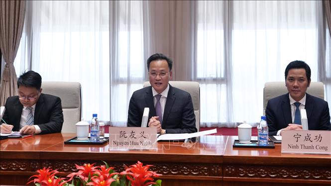 Bí thư Tỉnh ủy Hưng Yên Nguyễn Hữu Nghĩa (giữa) phát biểu tại buổi làm việc với đồng chí Du Quân, Phó Bí thư Thành ủy Bắc Kinh. Ảnh: Công Tuyên-PV TTXVN tại Trung Quốc
