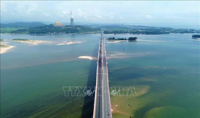 Co Luy bridge in Quang Ngai city spans the Tra Khuc river to link Tinh Khe and Nghia Phu communes, promoting socio-economic development in the area. VNA Photo: Quốc Khánh