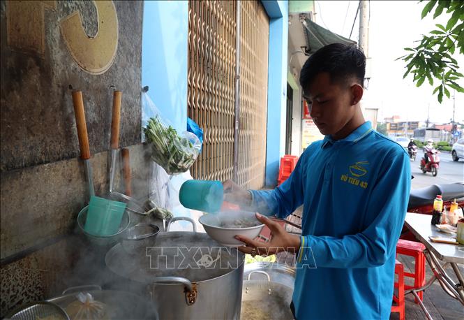 Hủ tíu 43 là quán hủ tíu Mỹ Tho đã truyền được 2 đời với trên 40 năm ở thành phố Mỹ Tho (Tiền Giang), phục vụ khách 24/24. Ảnh: Hồng Đạt - TTXVN
