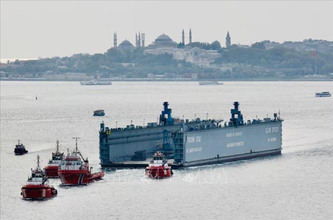 Tàu kéo của Nga di chuyển qua eo biển Bosphorus (Thổ Nhĩ Kỳ) để vào Biển Đen, ngày 18/9/2024. Ảnh: REUTERS/TTXVN